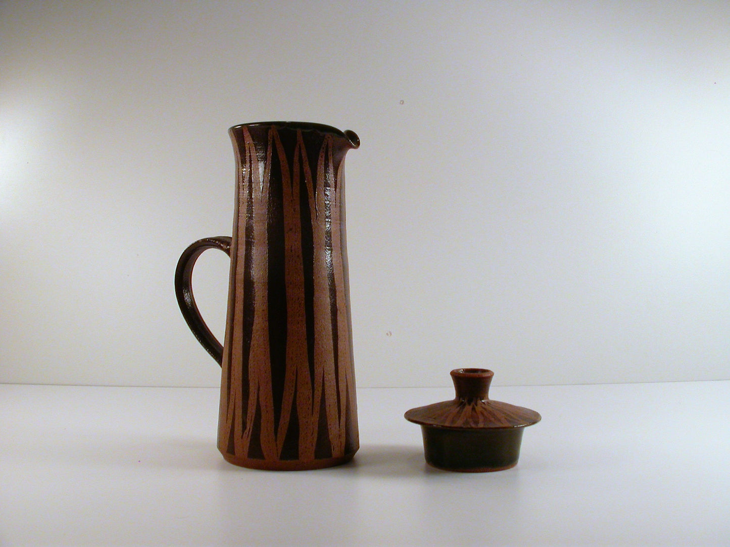 Hansen Ross Coffee Pot, Vintage Mid-Century Studio Pottery by the team of Folmer Hansen and David Ross, Fort Qu'Appelle Saskatchewan