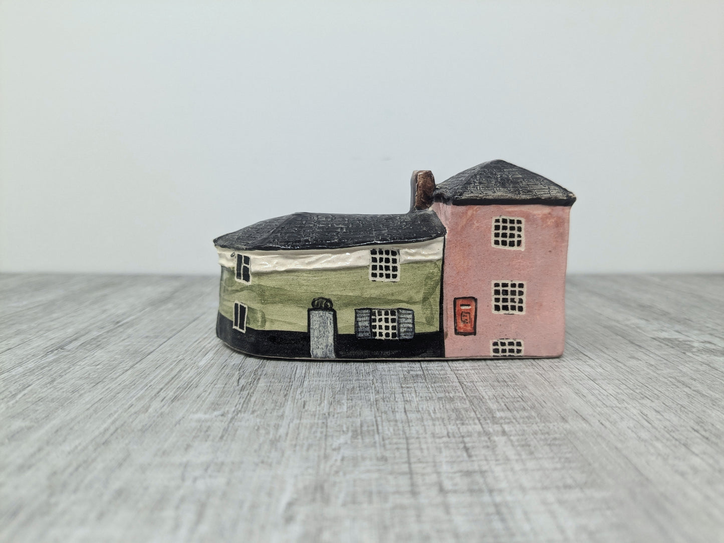 WIVENHOE / GB - Marjorie Barton Pottery #12 | British Folk Art