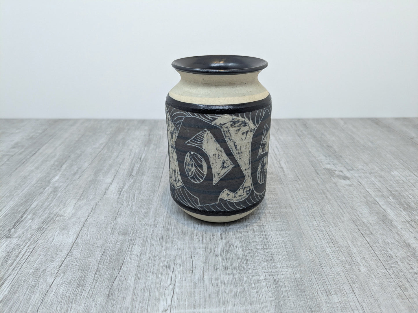 Aardvark Pottery Thunder Bay | Etched Abstract Design