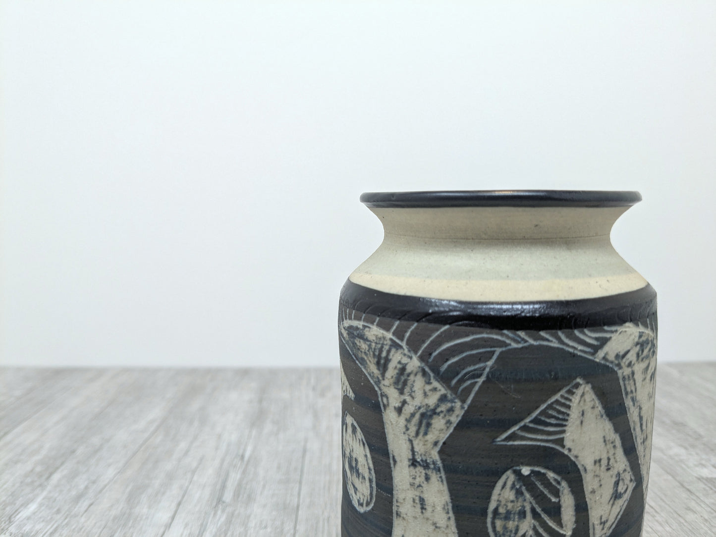 Aardvark Pottery Thunder Bay | Etched Abstract Design